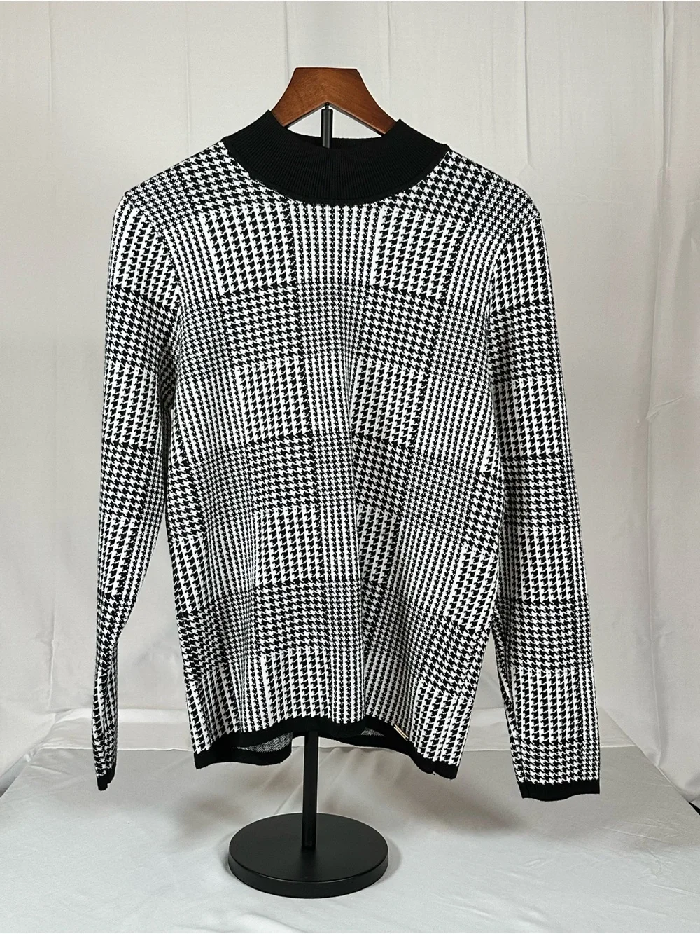 T Tahari Black & White Houndstooth Turtleneck Sweater
